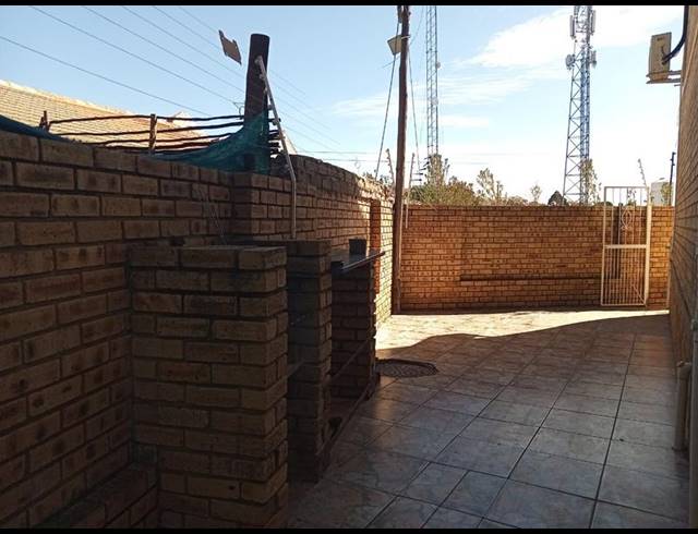 3 BEDROOM TOWNHOUSE FOR SALE IN GREENHILLS EXT 3